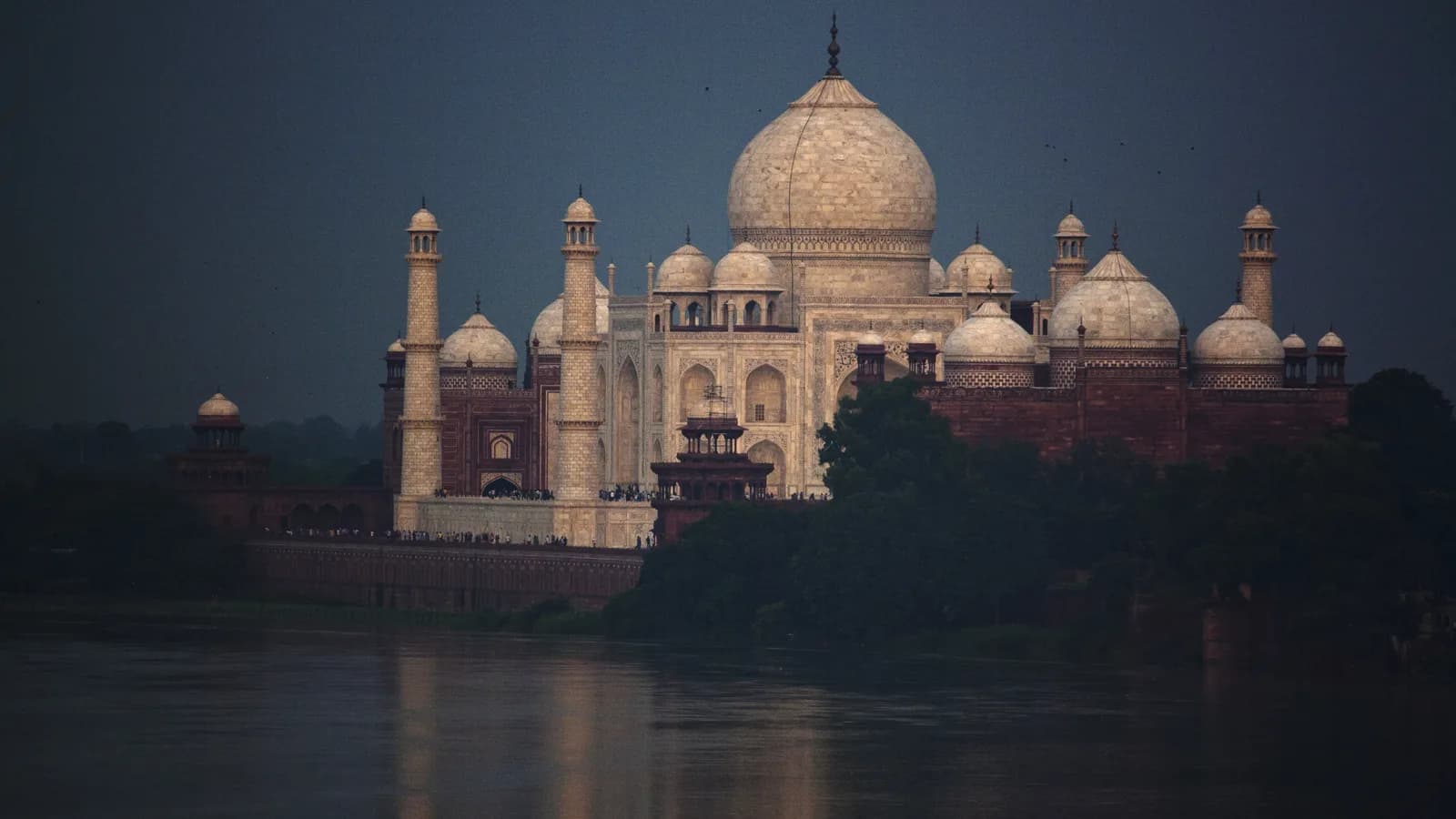 Five Moonlit Nights at the Taj, and Why Noida Drivers Should Stay Over