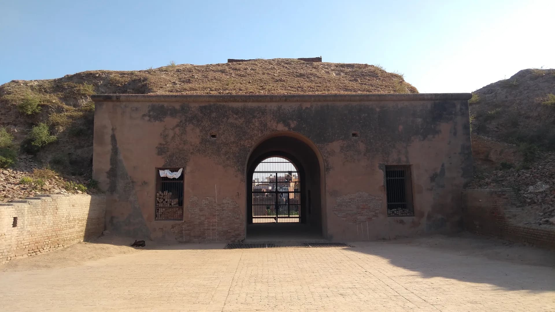Hansi's Sword Fort and Rakhigarhi's Mounds, One Rohtak Car Day