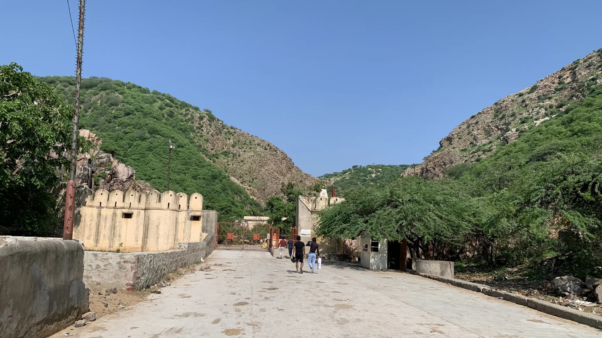 Before Amer's Gates Fill, Ride East to Galta Ji from Jaipur