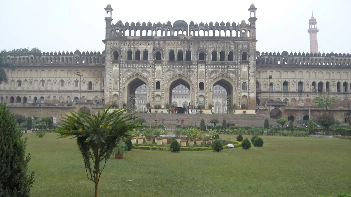 Bara Imambara near Lucknow — top place to explore on a Hire N Ride trip