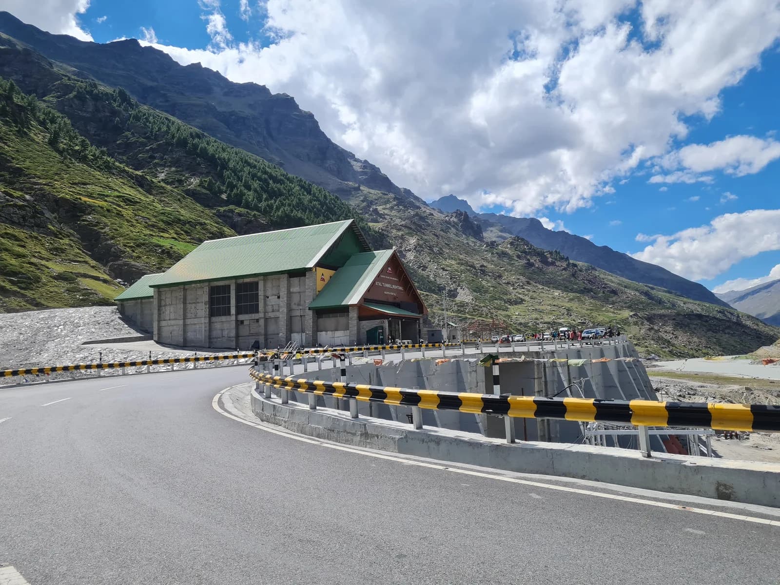 How Far Is Solang Valley from Manali by Self-Drive Car?